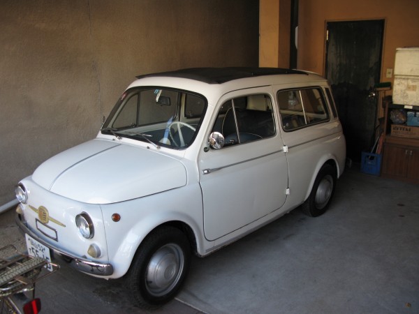 Fiat 500 K, I believe. If you look around, you can find rare cars in Japan.