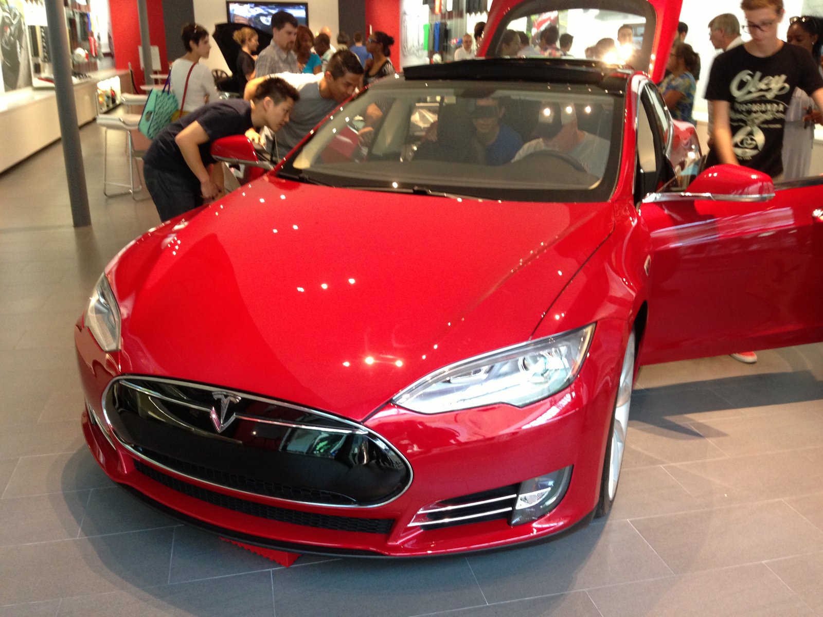 Tesla Model S base model. 60 kWh.