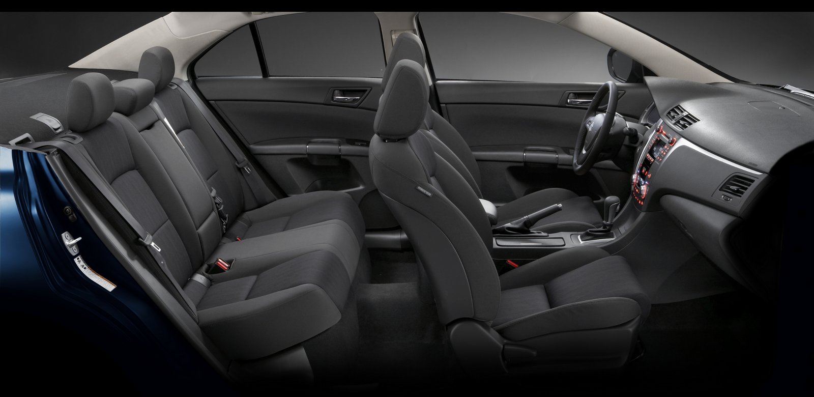 2010_kizashi_interior_SPEC_NA_DLX_BK - resized.jpg