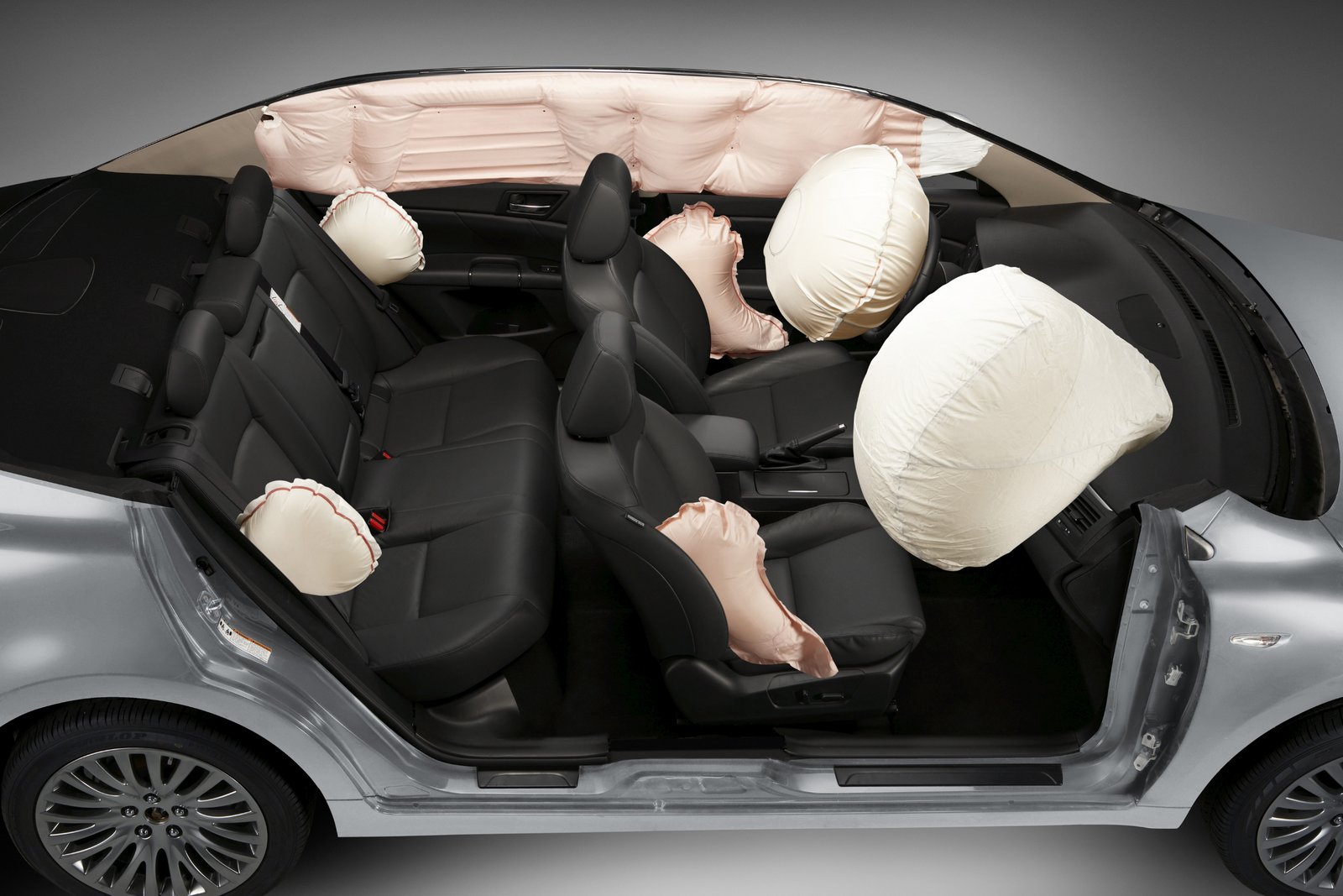 2010_kizashi_safety_airbags_NA.jpg